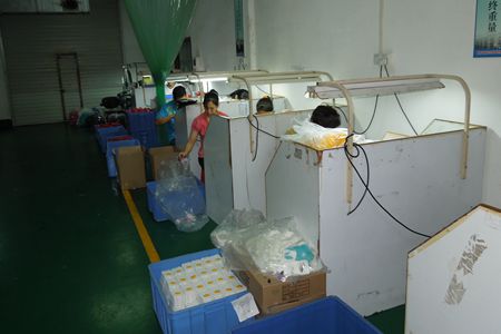 對硅膠產(chǎn)品進(jìn)行檢驗和拆邊線 對硅膠產(chǎn)品進(jìn)行檢驗和拆邊線